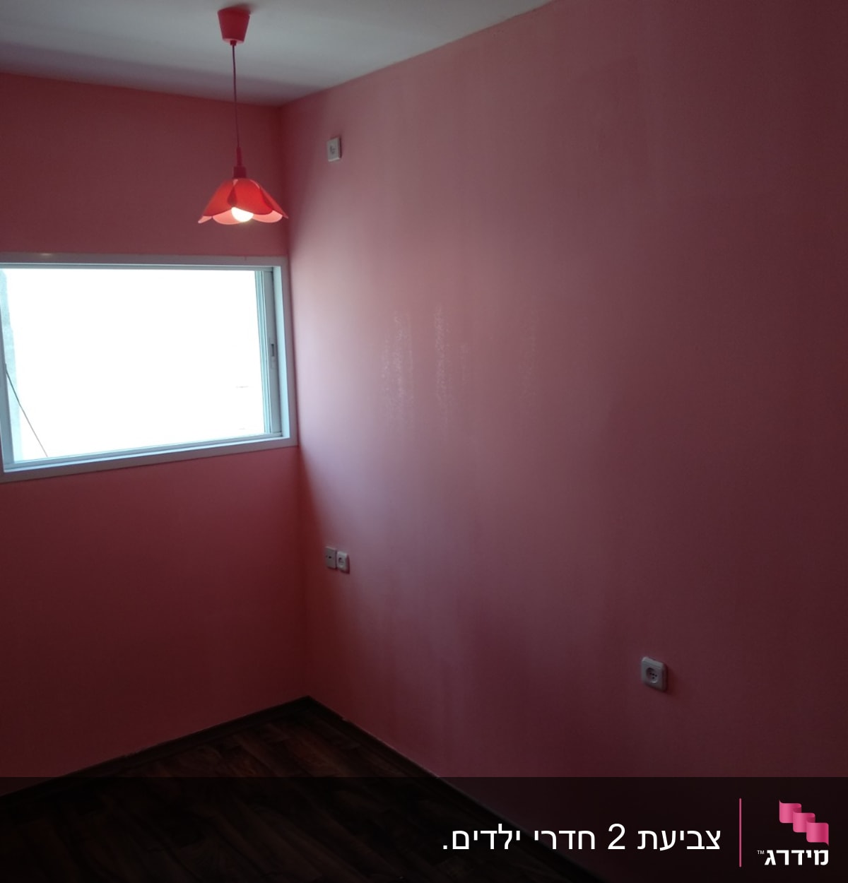 קיר צבוע בצבע ורוד עם חלון קטן